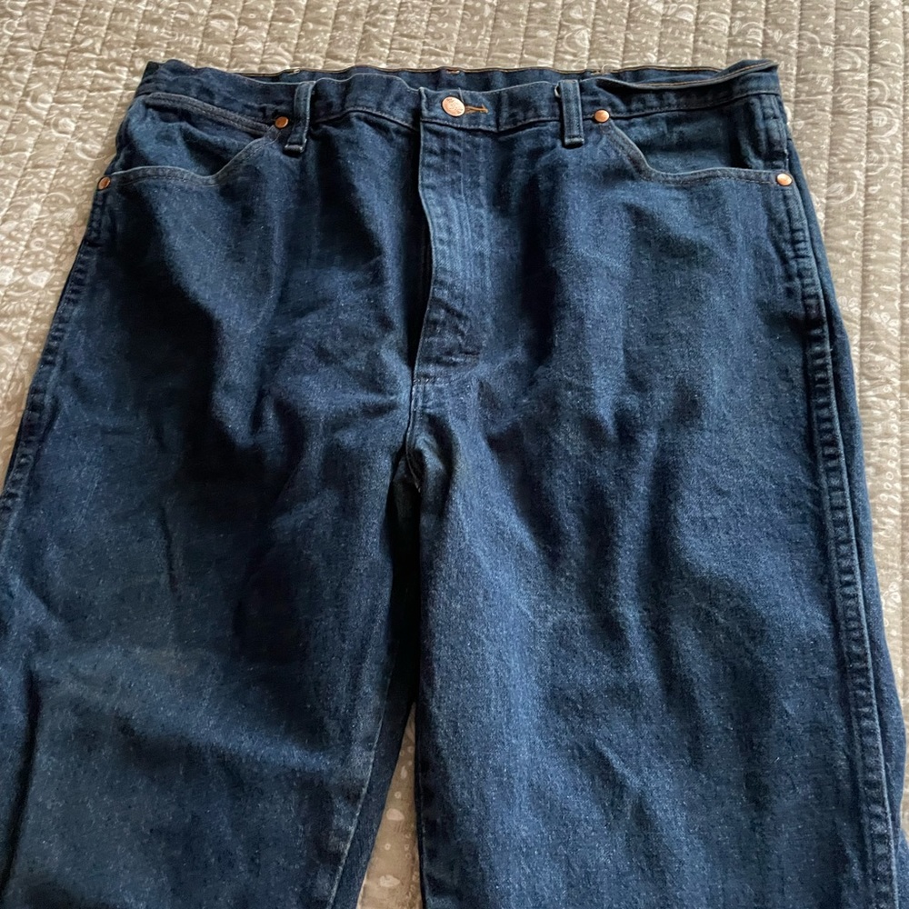 Like new only worn once wrangler men’s jeans relaxed fit boot cut size 38x34
